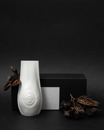 Świeca Nami – Elegancka Porcelanowa Świeca z Zapachem Kadzidła i Bursztynu - Kyuka Design