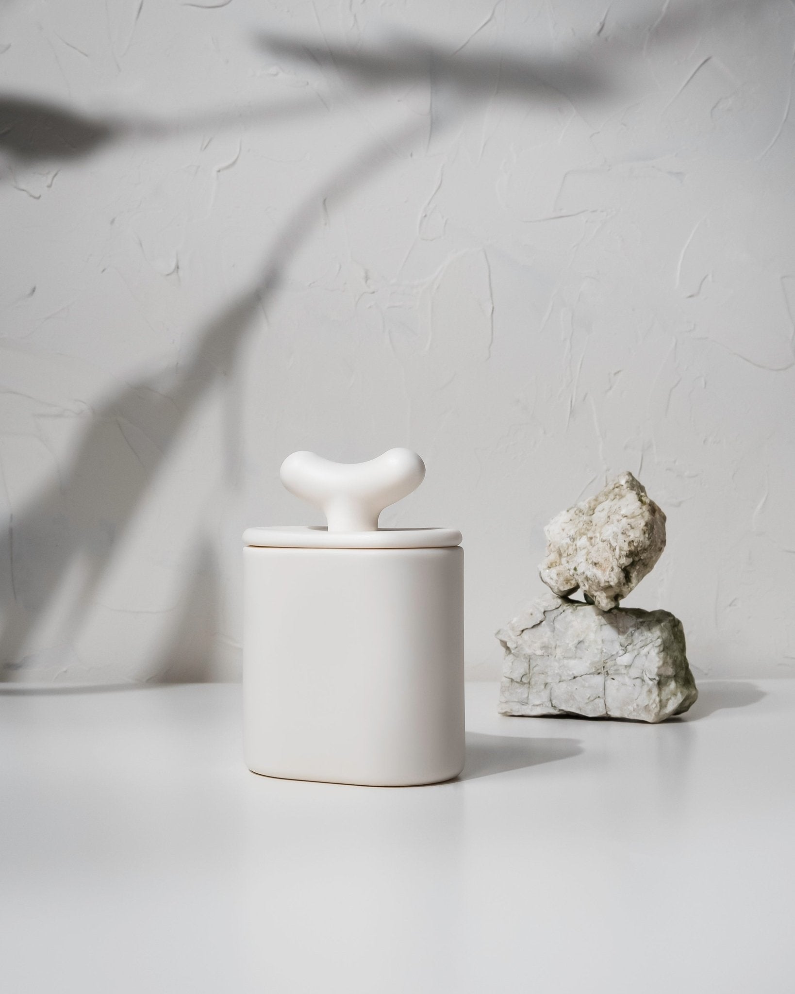 Akebia - pojemnik z białej porcelany Parian - Kyuka Design