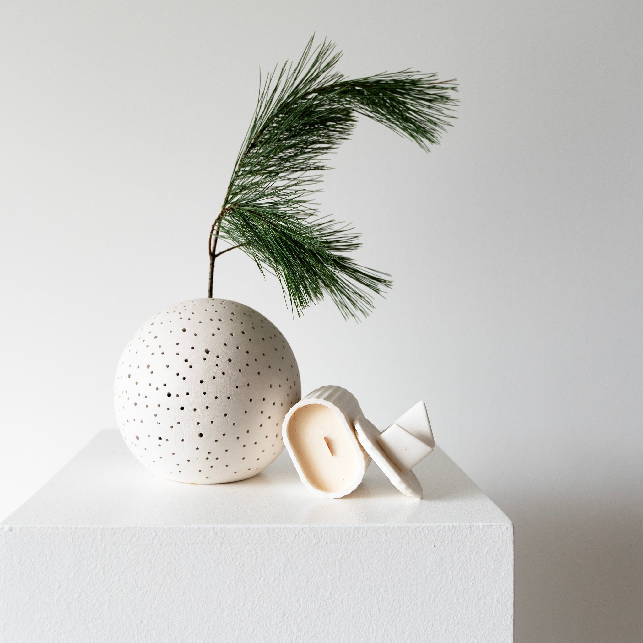 Uneven - świeca z porcelany Parian - Kyuka Design