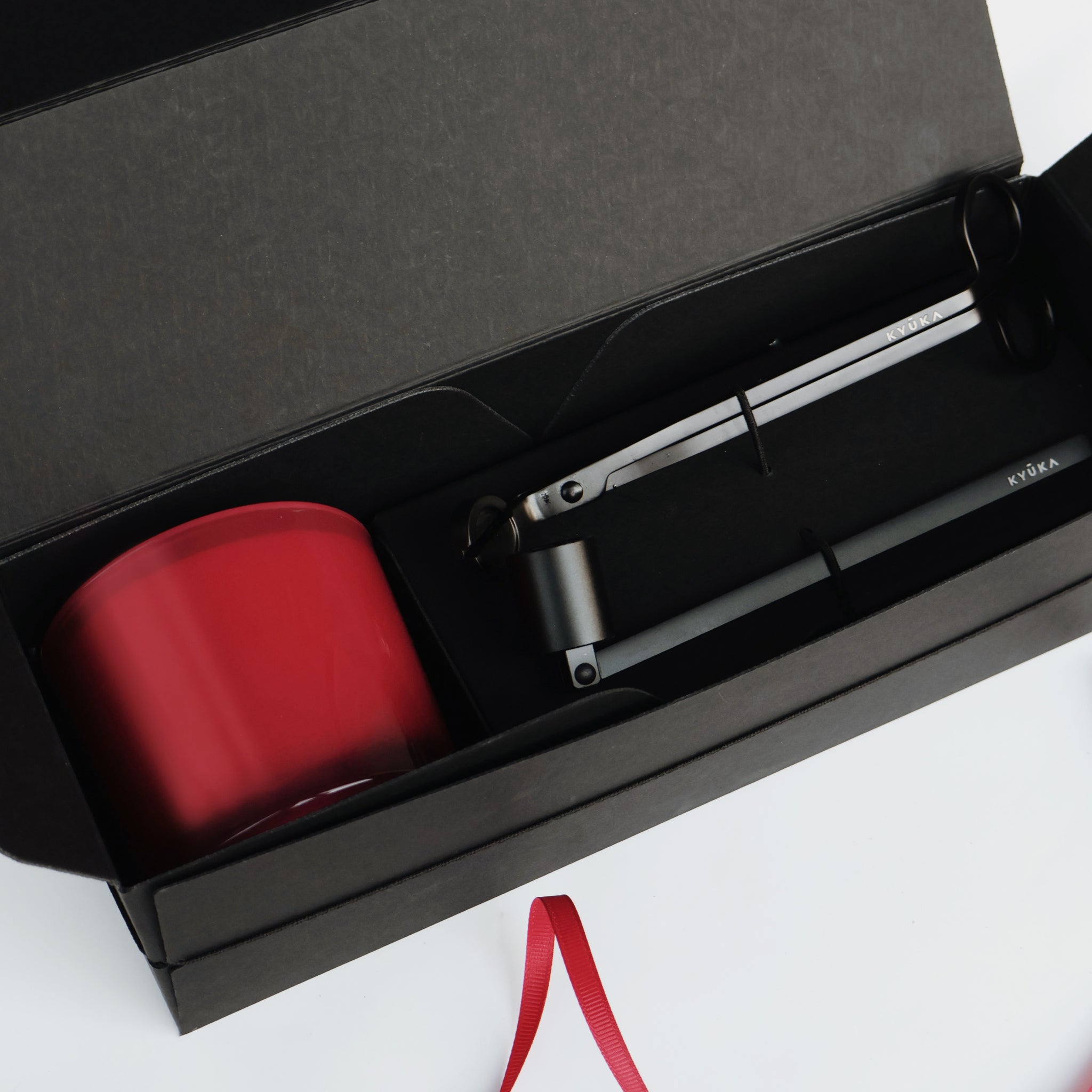 Blask Karminu - zestaw prezentowy, czerwona świeca w szkle i akcesoria do pielęgnacji.