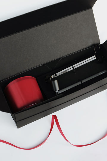 Blask Karminu - zestaw prezentowy, czerwona świeca w szkle i akcesoria do pielęgnacji.