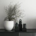 Akebia Black - świeca z pojemniku z czarnej gliny - Kyuka Design