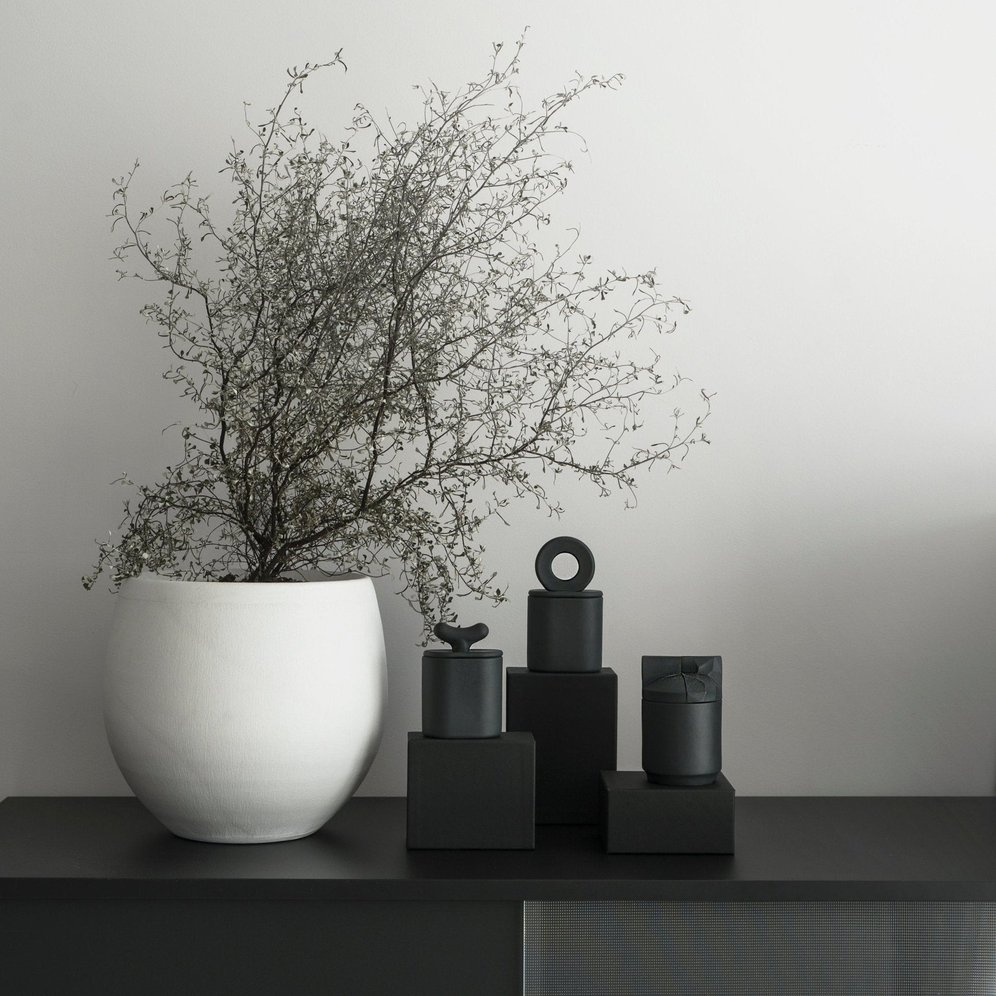 Akebia Black - świeca z pojemniku z czarnej gliny - Kyuka Design