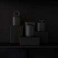 Akebia Black - świeca z pojemniku z czarnej gliny - Kyuka Design