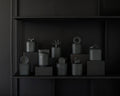 Akebia Black - świeca z pojemniku z czarnej gliny - Kyuka Design
