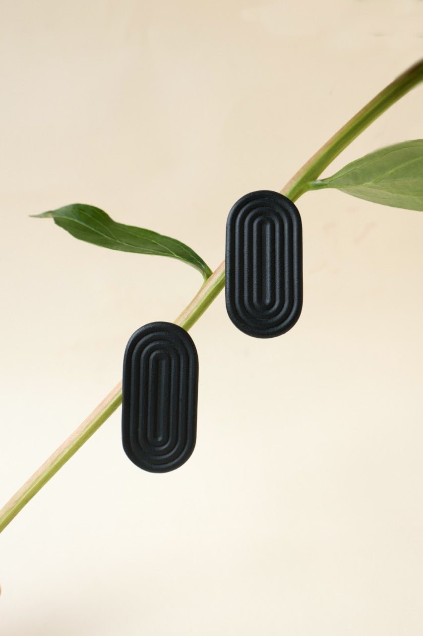 Anni Echo Black - kolczyki z porcelany Parian - Kyuka Design