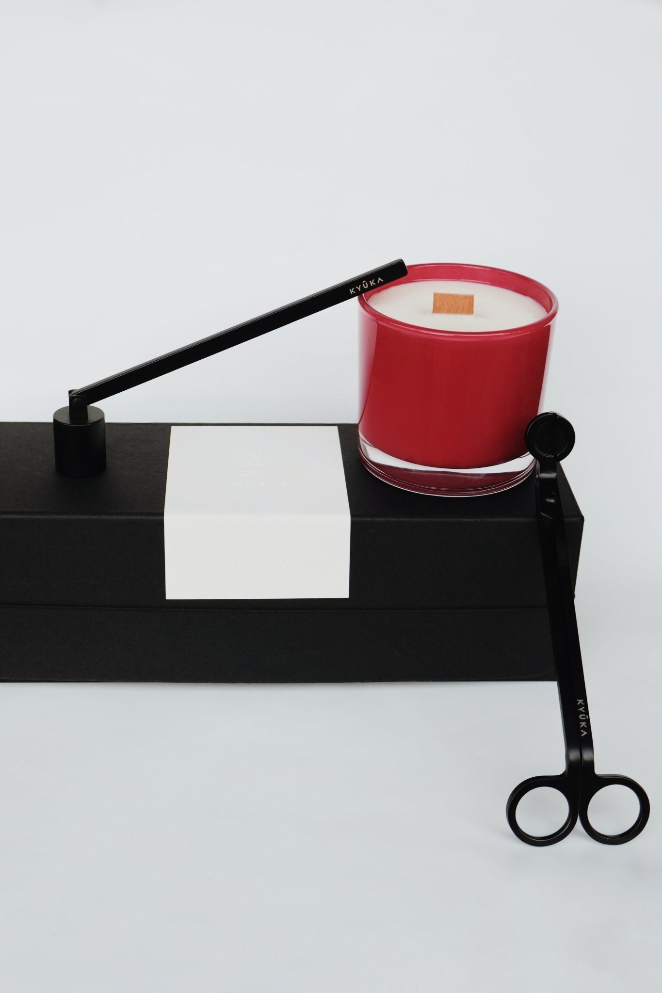 Blask Karminu - zestaw prezentowy, czerwona świeca w szkle i akcesoria do pielęgnacji. - Kyuka Design