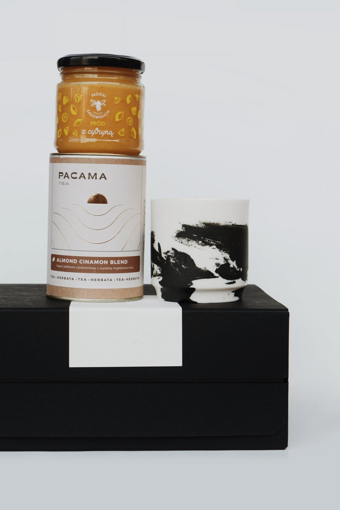 DaDa – Rytuał Chwili | Zestaw prezentowy Kyuka | Kubek ręcznie malowany, herbata i miód - Kyuka Design