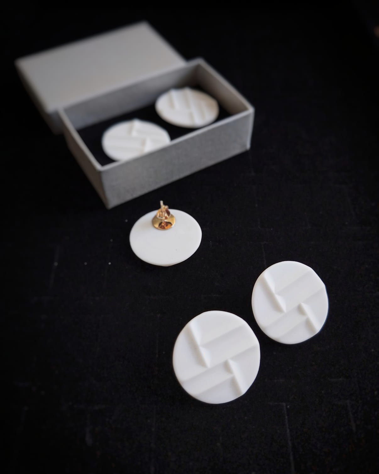 Mondrian white - kolczyki z porcelany Parian - Kyuka Design