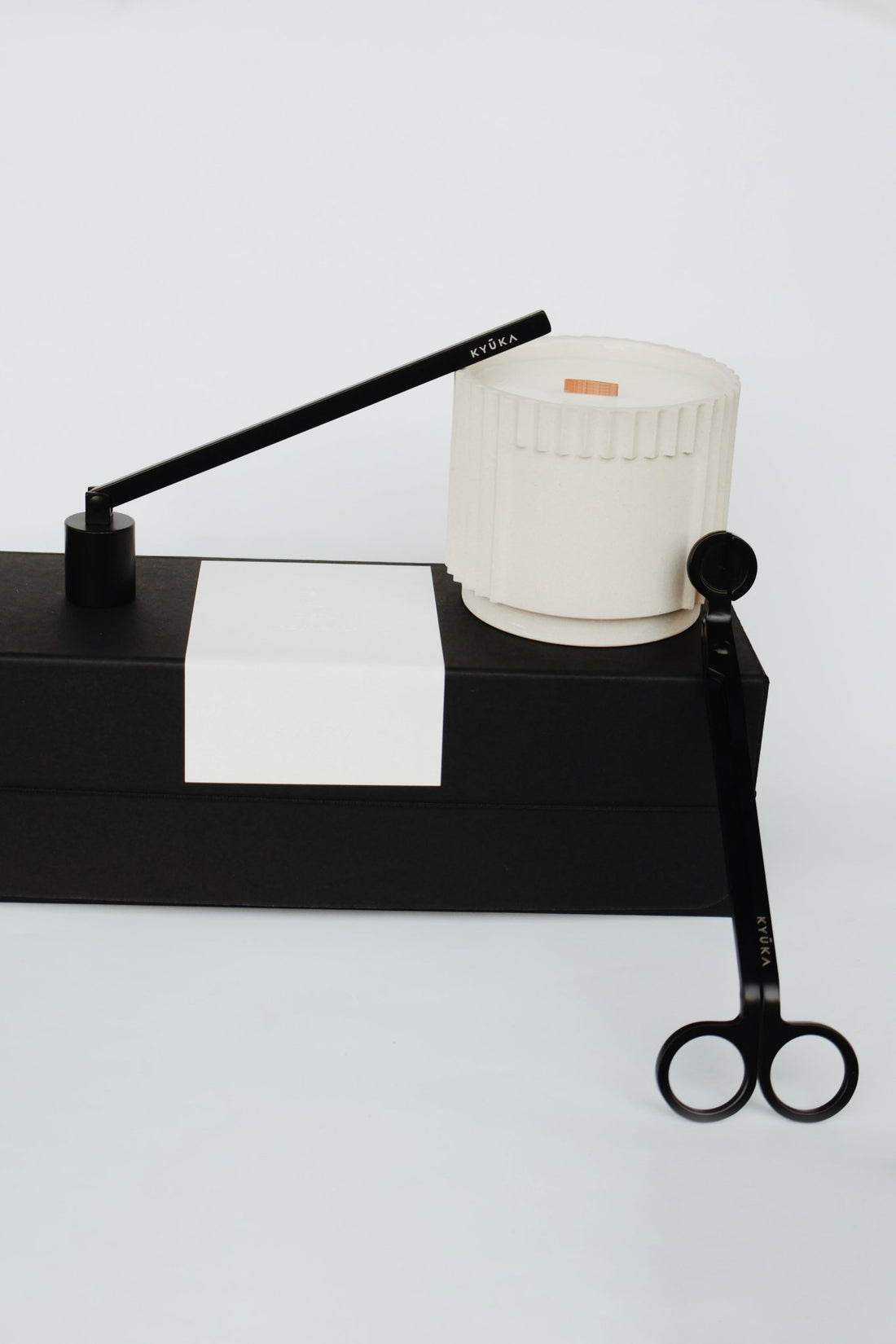 Monumental Calm – zestaw świeca. creamiczna i akcesoria do pielegnacji - Kyuka Design