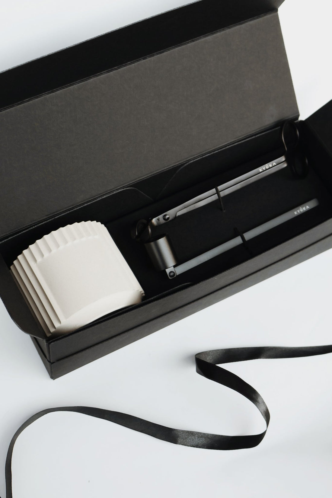 Monumental Calm – zestaw świeca. creamiczna i akcesoria do pielegnacji - Kyuka Design