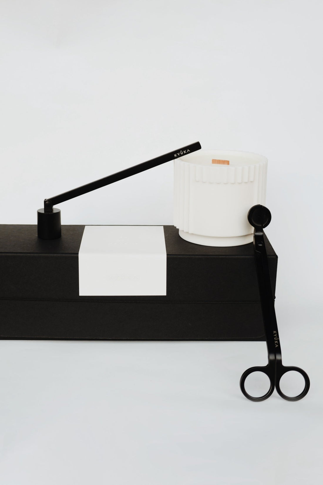 Monumental – Rytuał Światła. Zestaw świeca i akcesoria - Kyuka Design