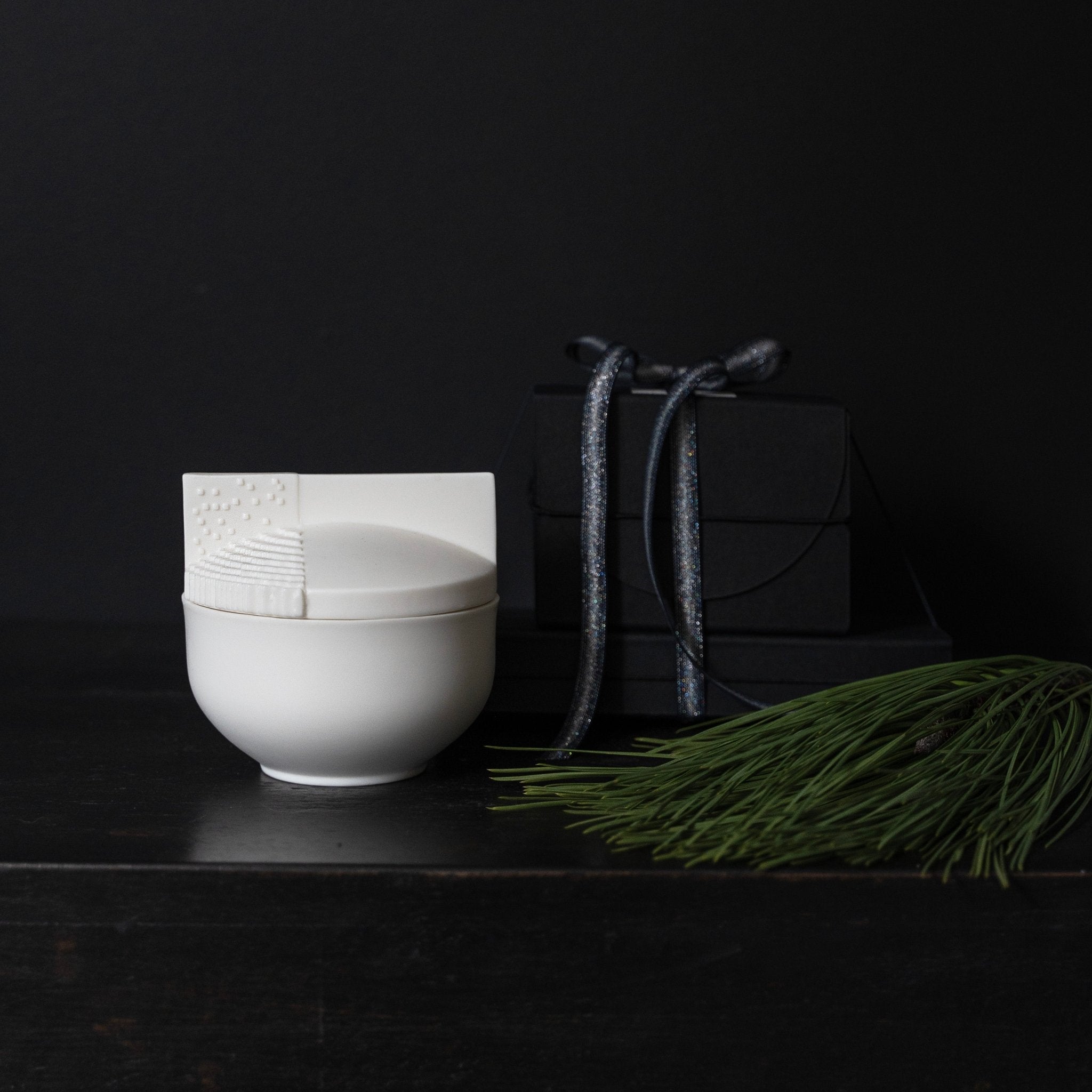 Outlet Basalt - świeca z porcelany - Kyuka Design