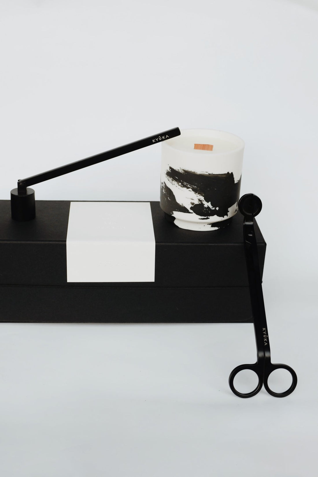 Zen Abstrakcja – zestaw świeca i akcesoria Kyuka | Ręcznie malowana porcelana Parian - Kyuka Design