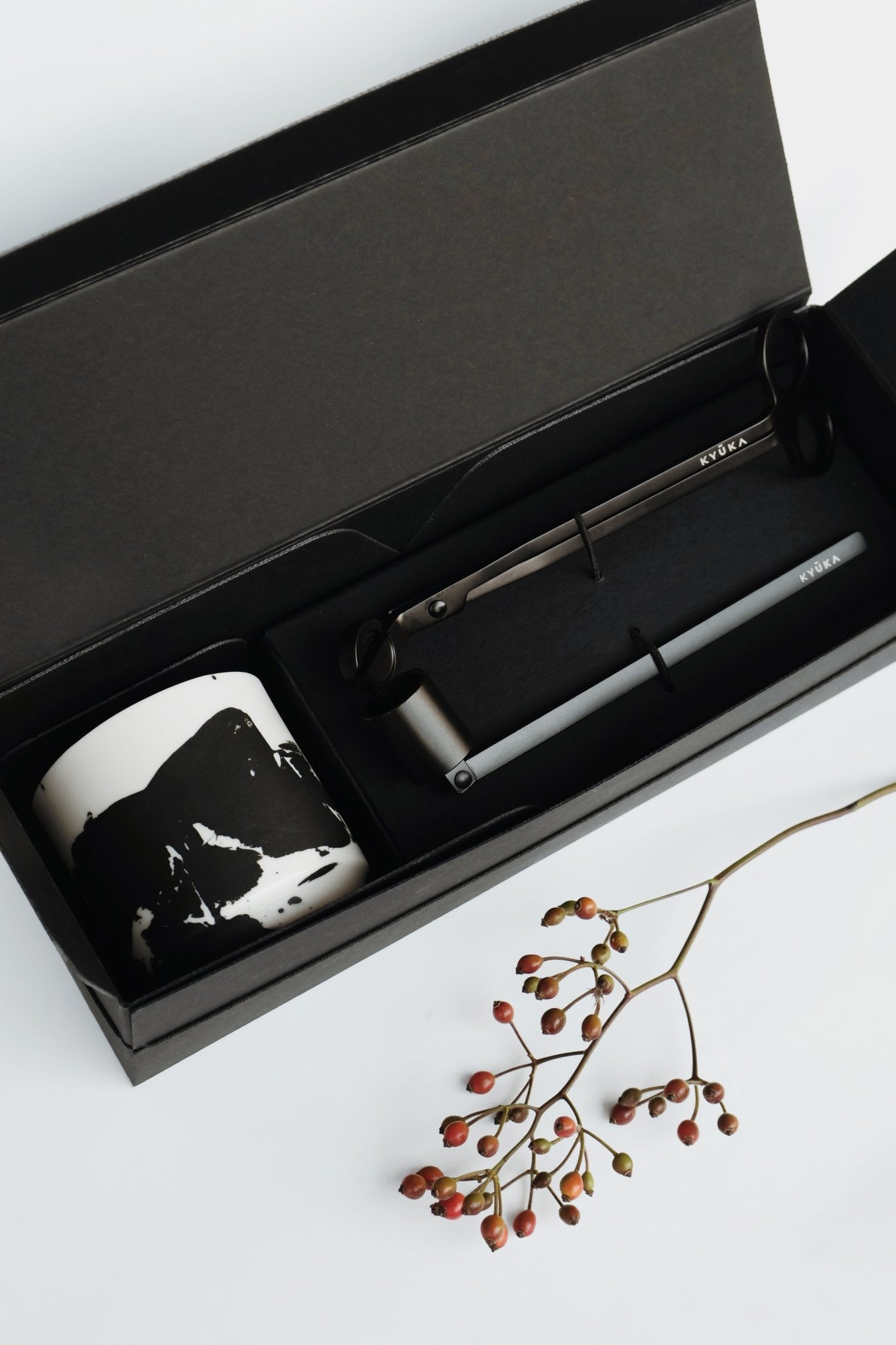 Zen Abstrakcja – zestaw świeca i akcesoria Kyuka | Ręcznie malowana porcelana Parian - Kyuka Design