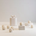 Akebia - pojemnik z białej porcelany Parian - Kyuka Design