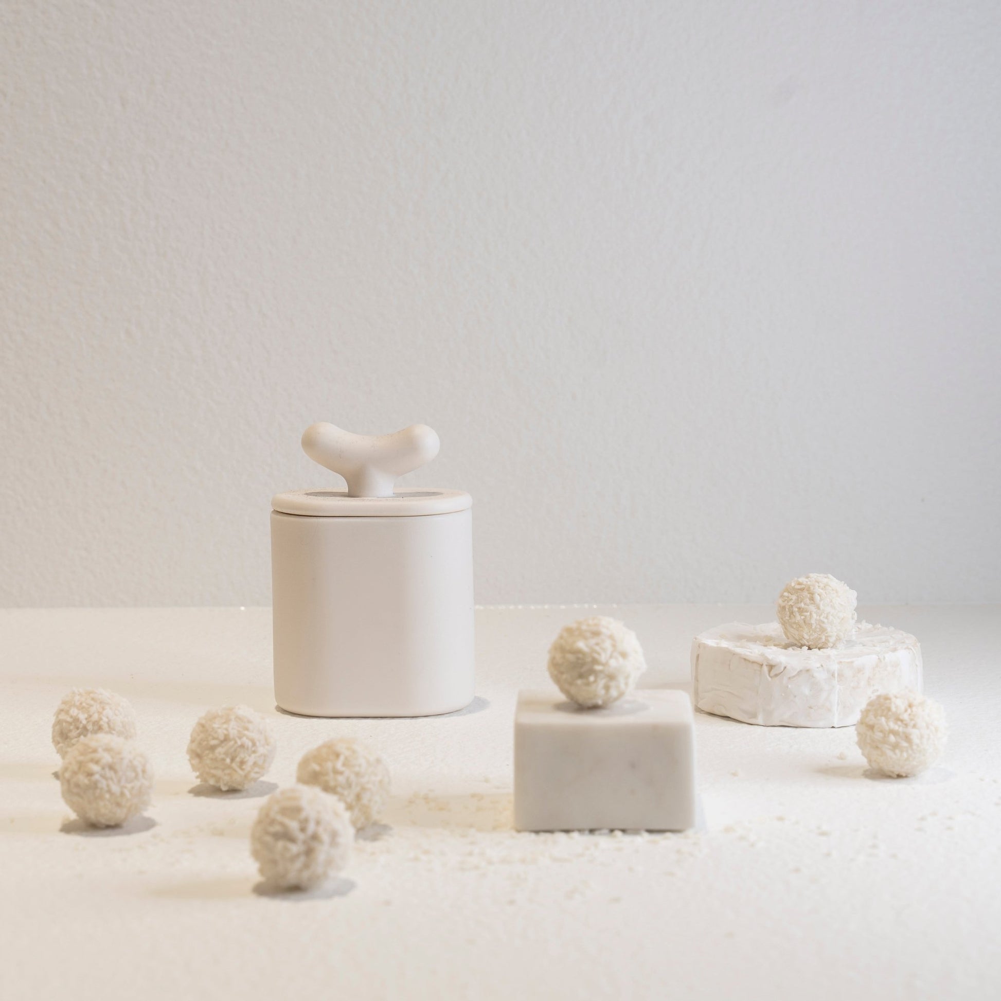 Akebia - pojemnik z białej porcelany Parian - Kyuka Design