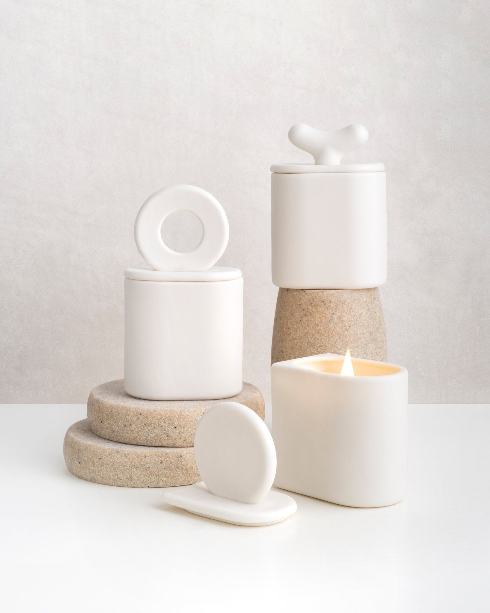 Akebia - pojemnik z białej porcelany Parian - Kyuka Design
