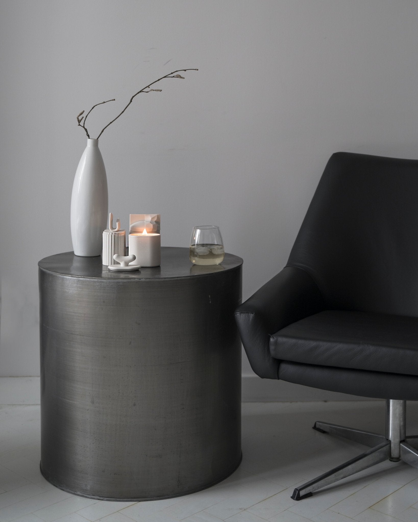 Akebia - pojemnik z białej porcelany Parian - Kyuka Design
