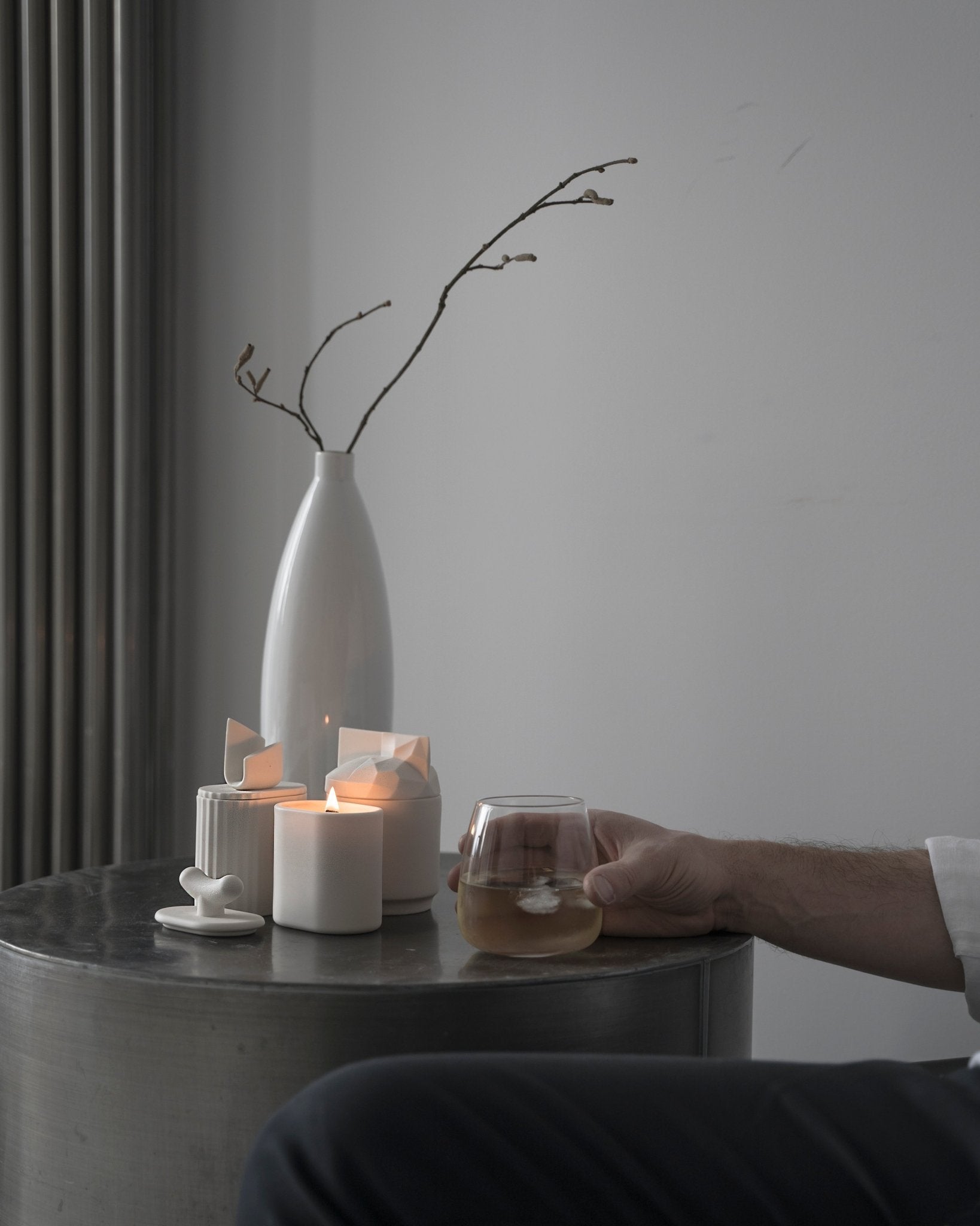 Akebia - pojemnik z białej porcelany Parian - Kyuka Design