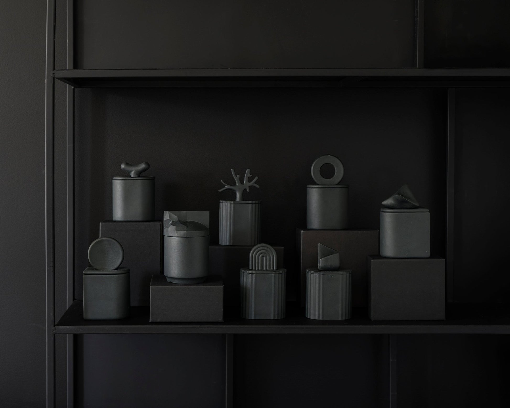 Arco Iris Graphite Black - świeca z czarnej porcelany - Kyuka Design