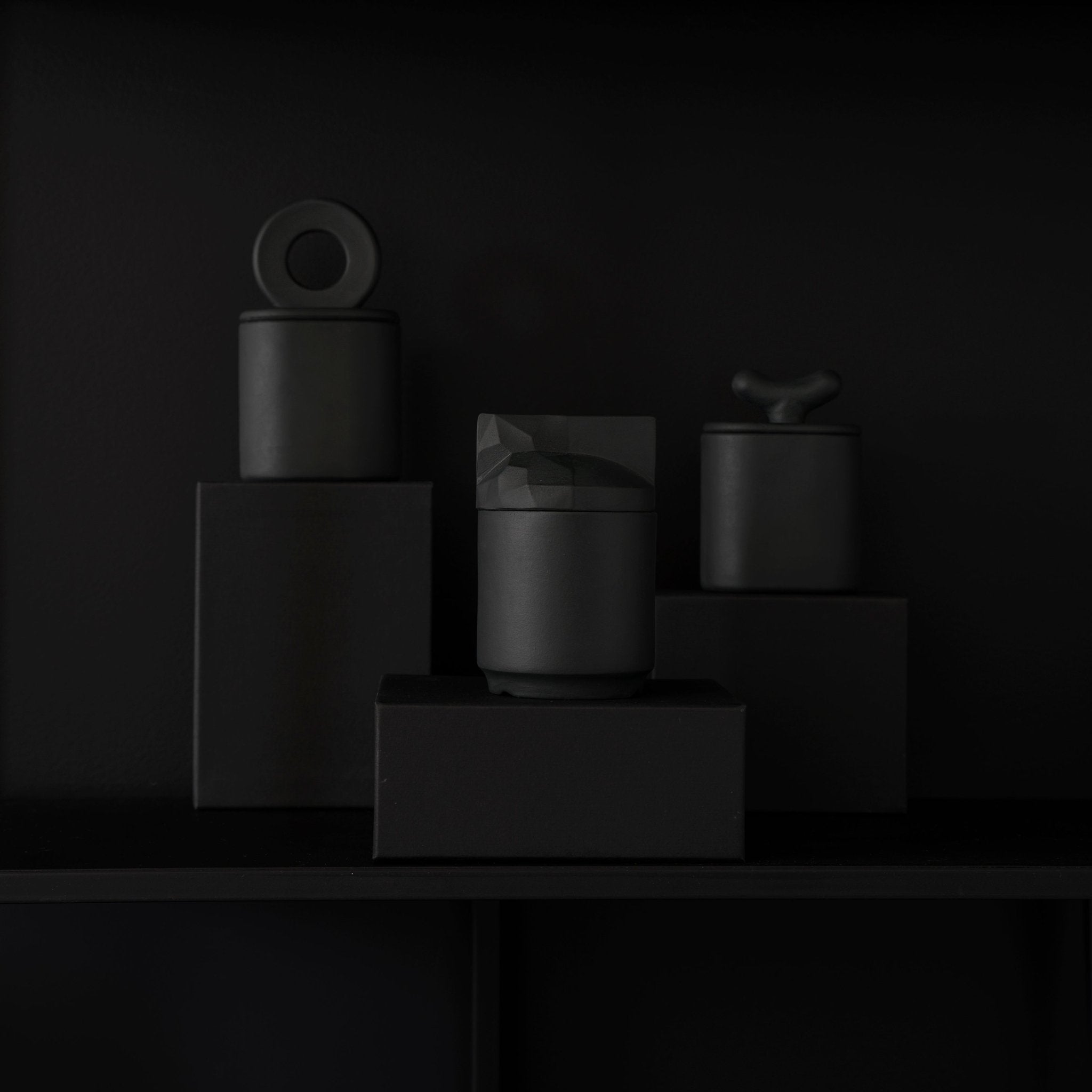 Eclipse Graphite Black - pojemnik z czarnej porcelany - Kyuka Design
