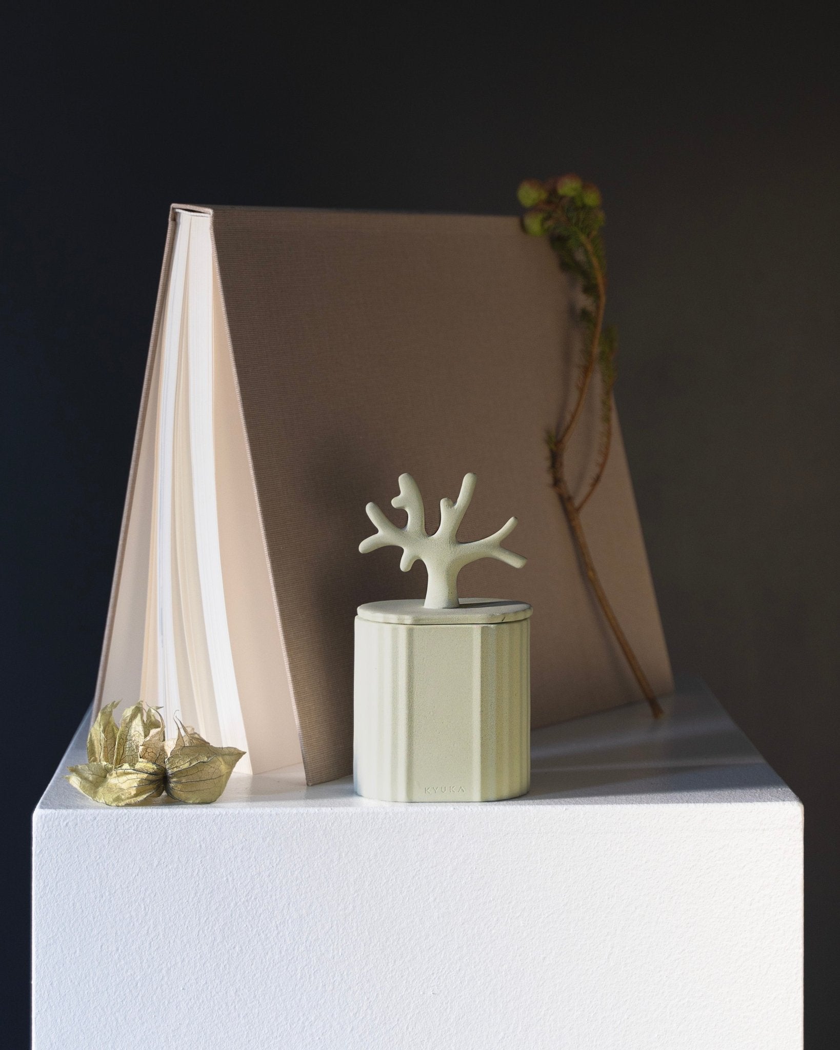 Ki Sage - świeca ceramiczna o zapachu lasu. - Kyuka Design