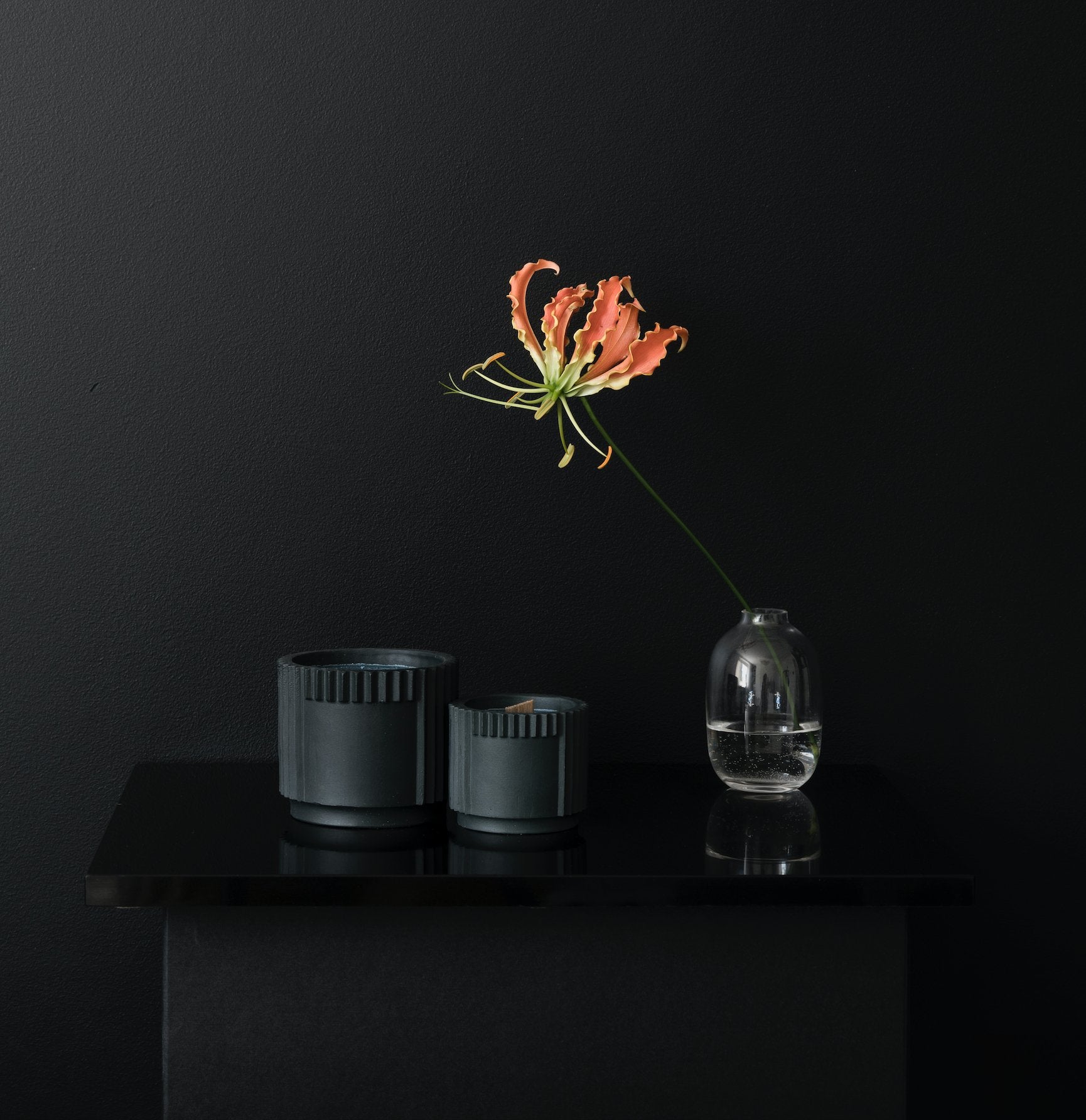 Monumental Black - świeca z czarnej porcelany Limoges - Kyuka Design