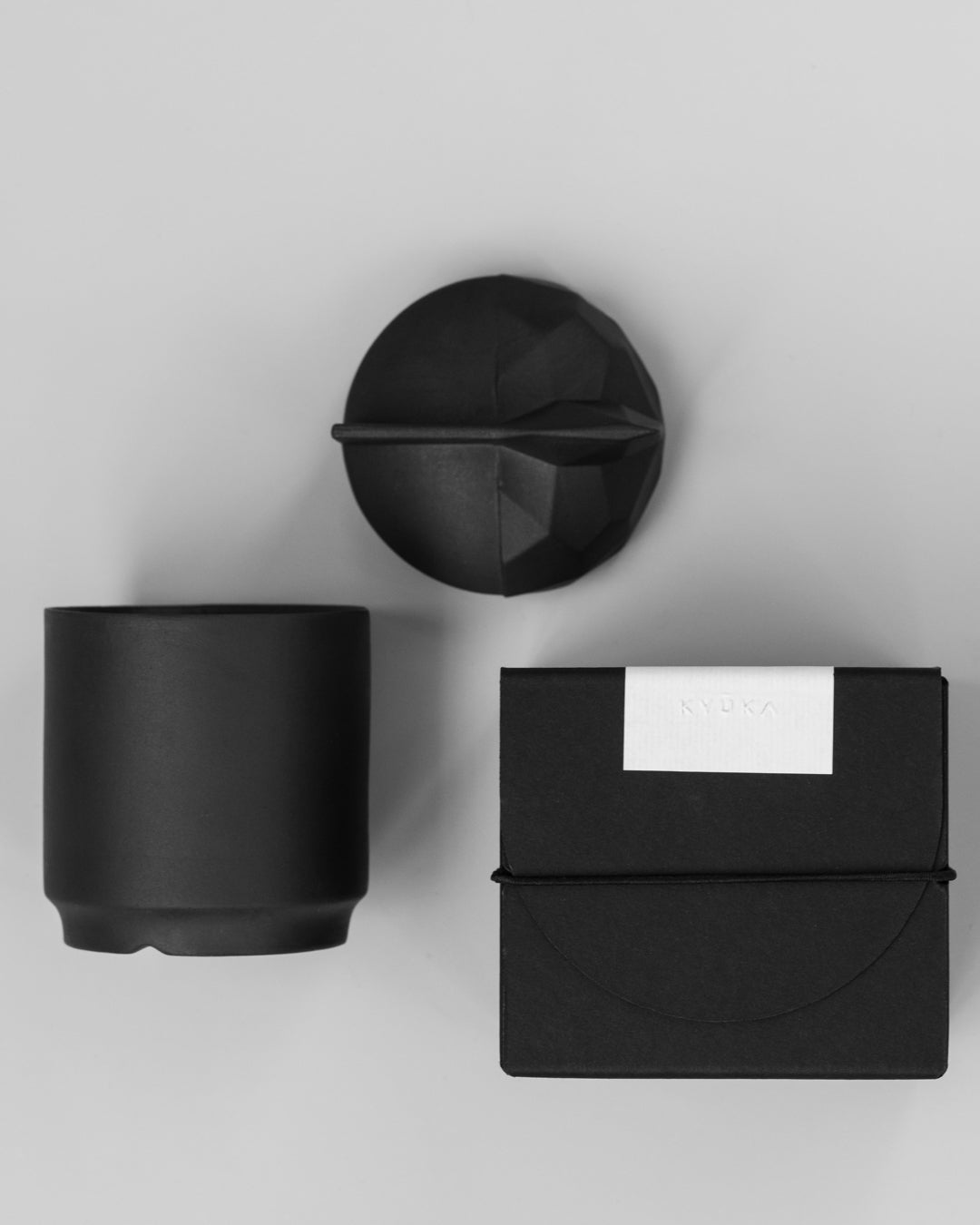 Origam Black - świeca z czarnej porcelany - Kyuka Design