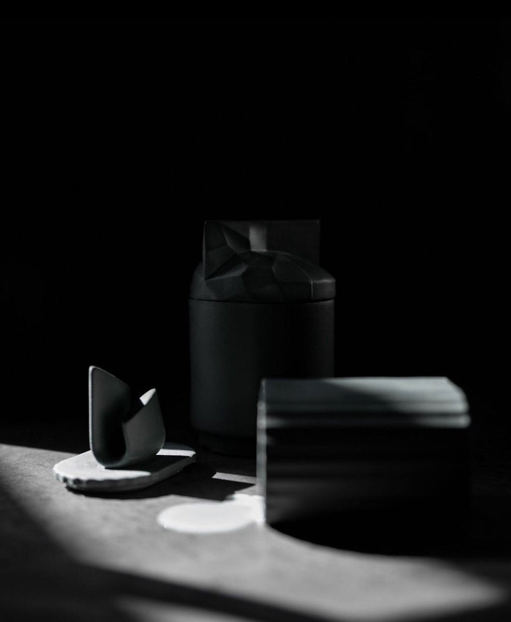 Origami Black - świeca z czarnej porcelany - Kyuka Design