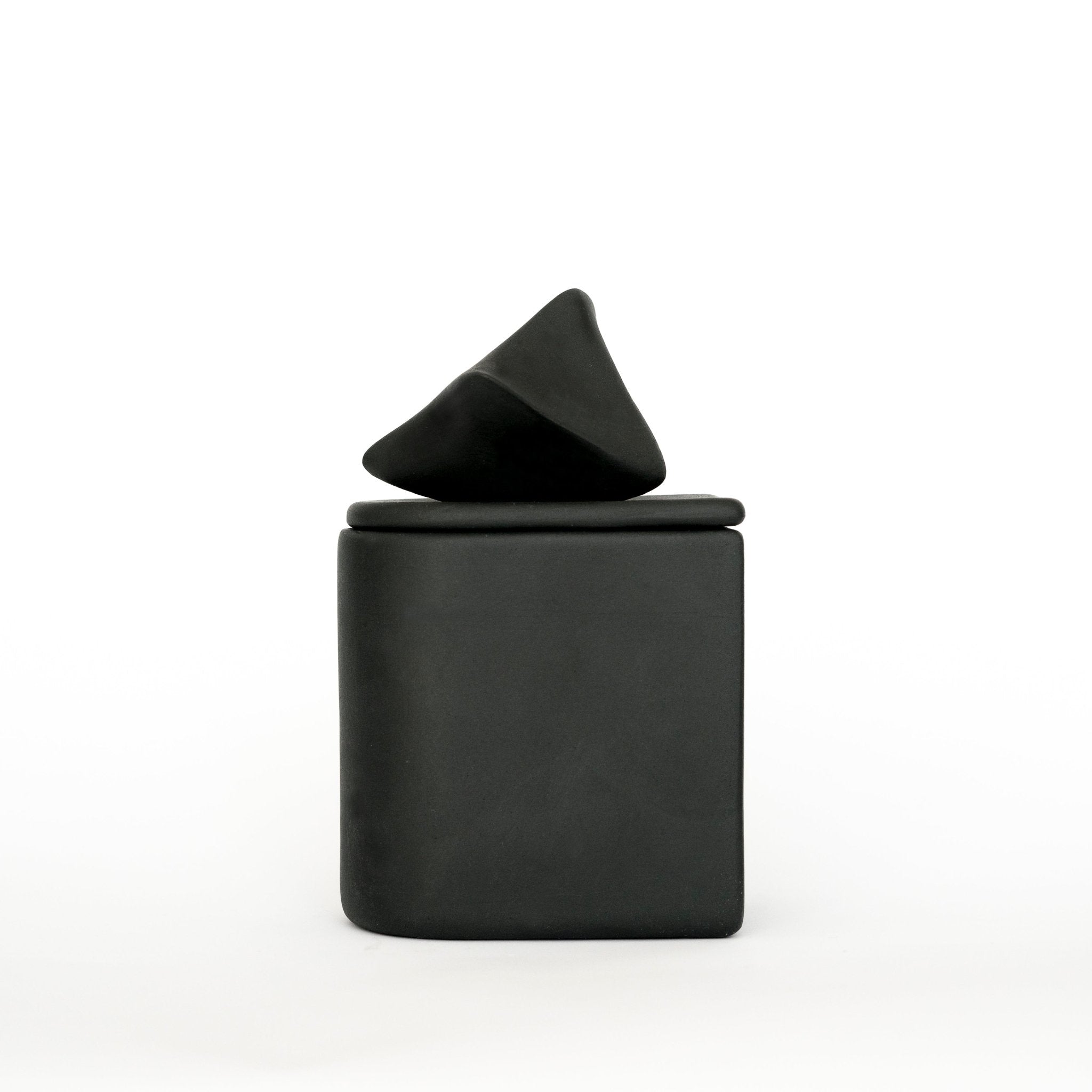 Serenity Graphite Black - świeca z czarnej porcelany - Kyuka Design
