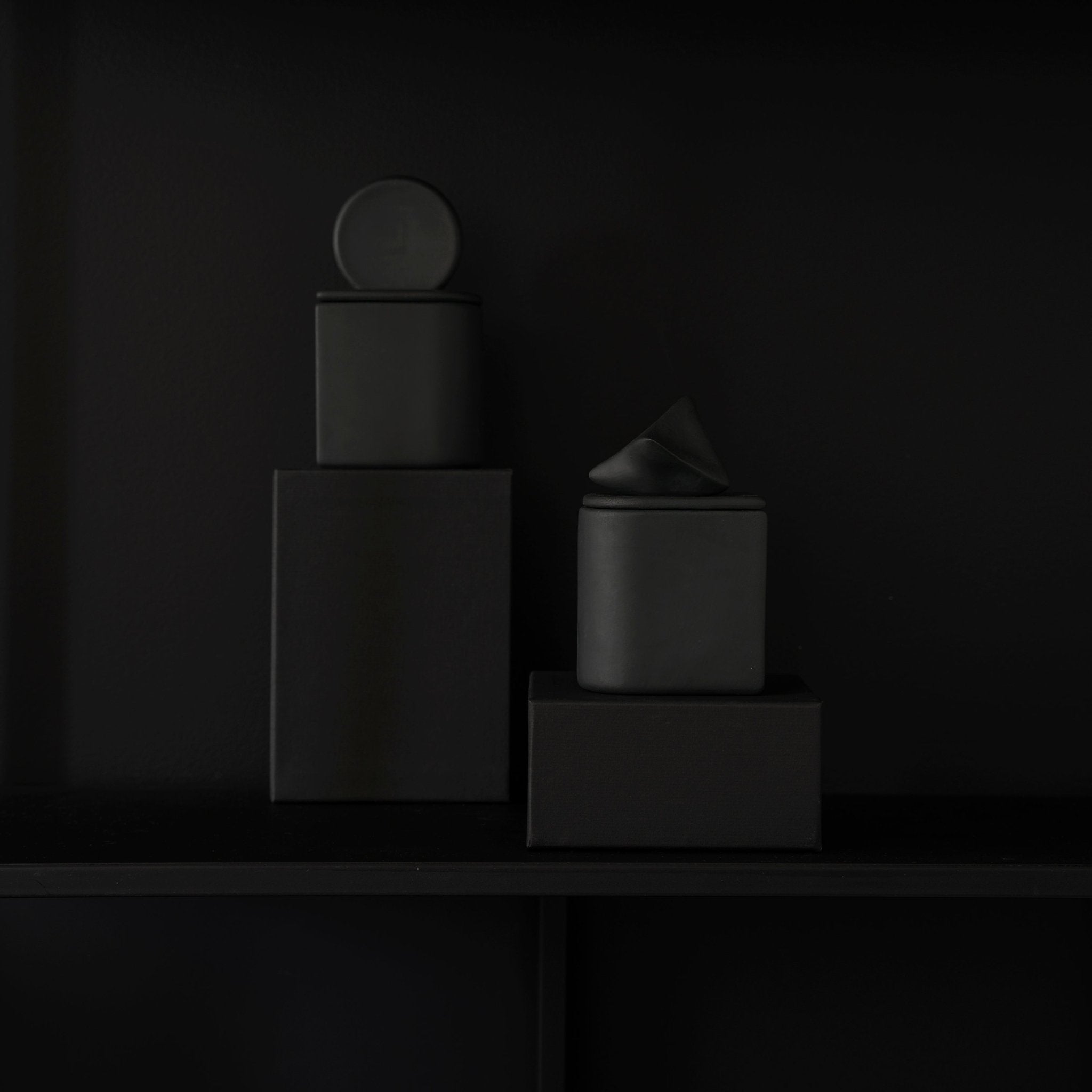 Sunset Graphite Black - świeca z czarnej porcelany - Kyuka Design