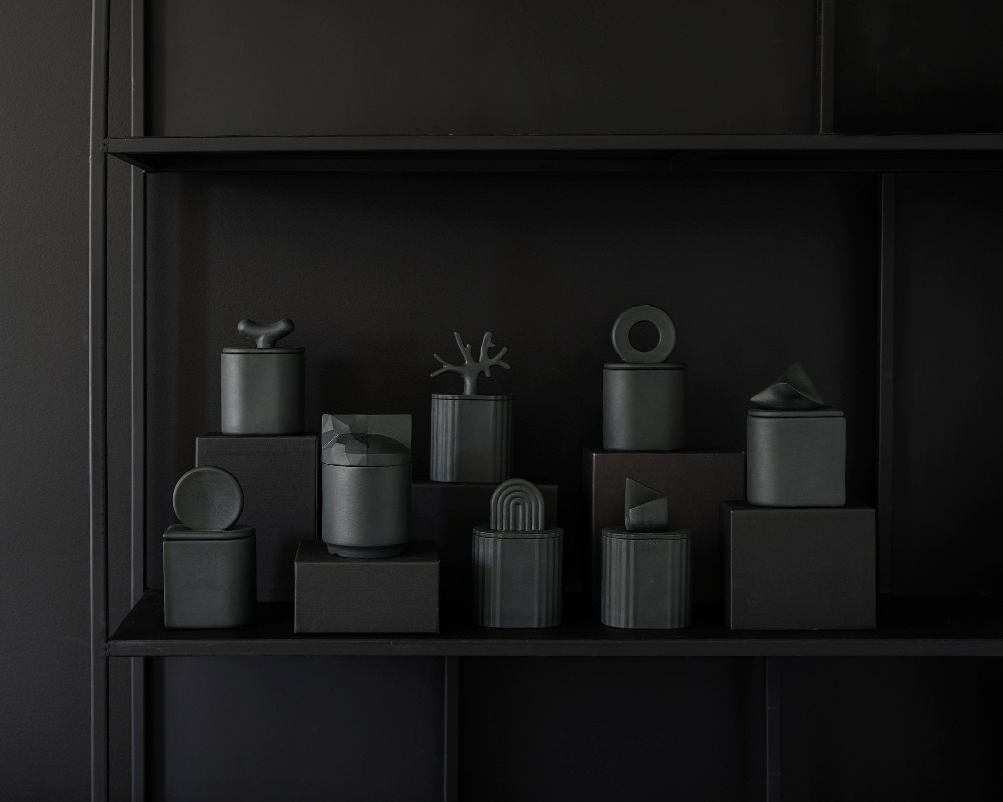 Uneven Graphite Black - świeca z czarnej porcelany - Kyuka Design