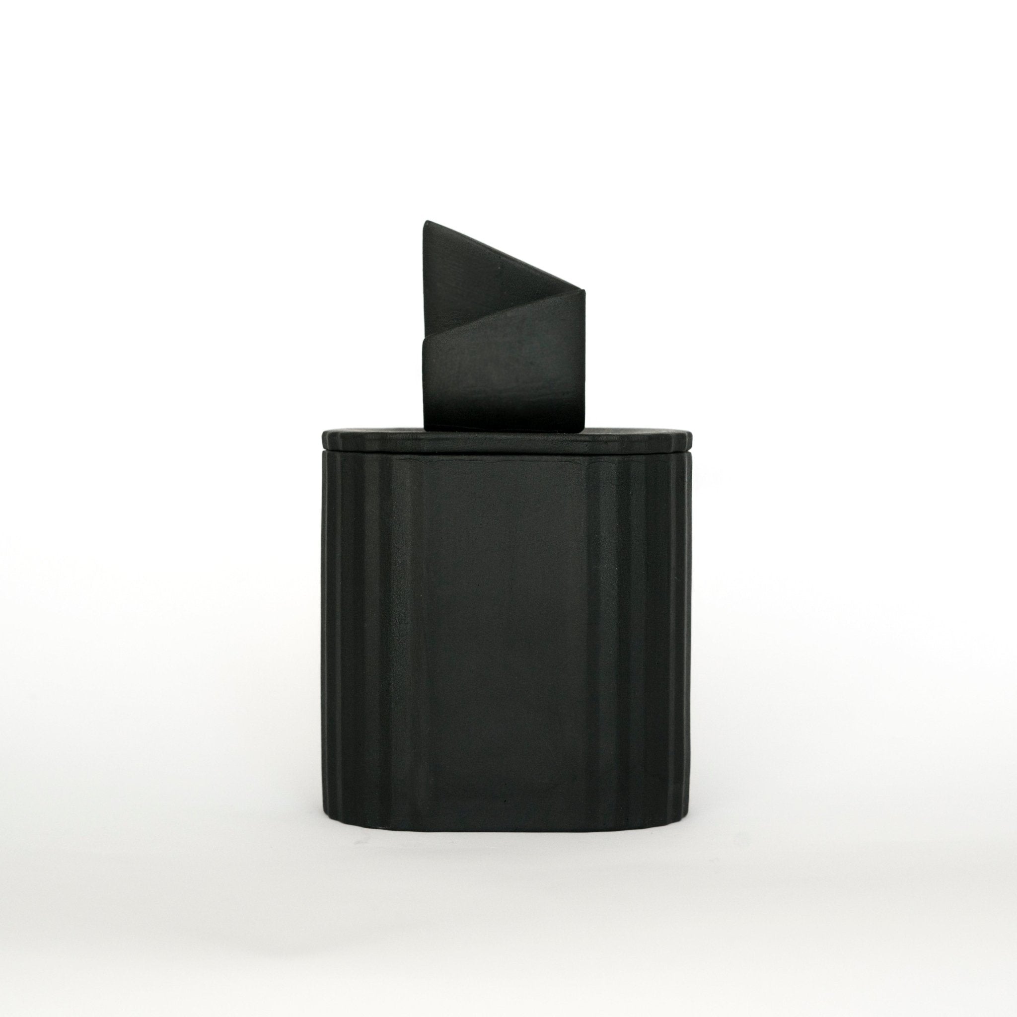Uneven Graphite Black - świeca z czarnej porcelany - Kyuka Design