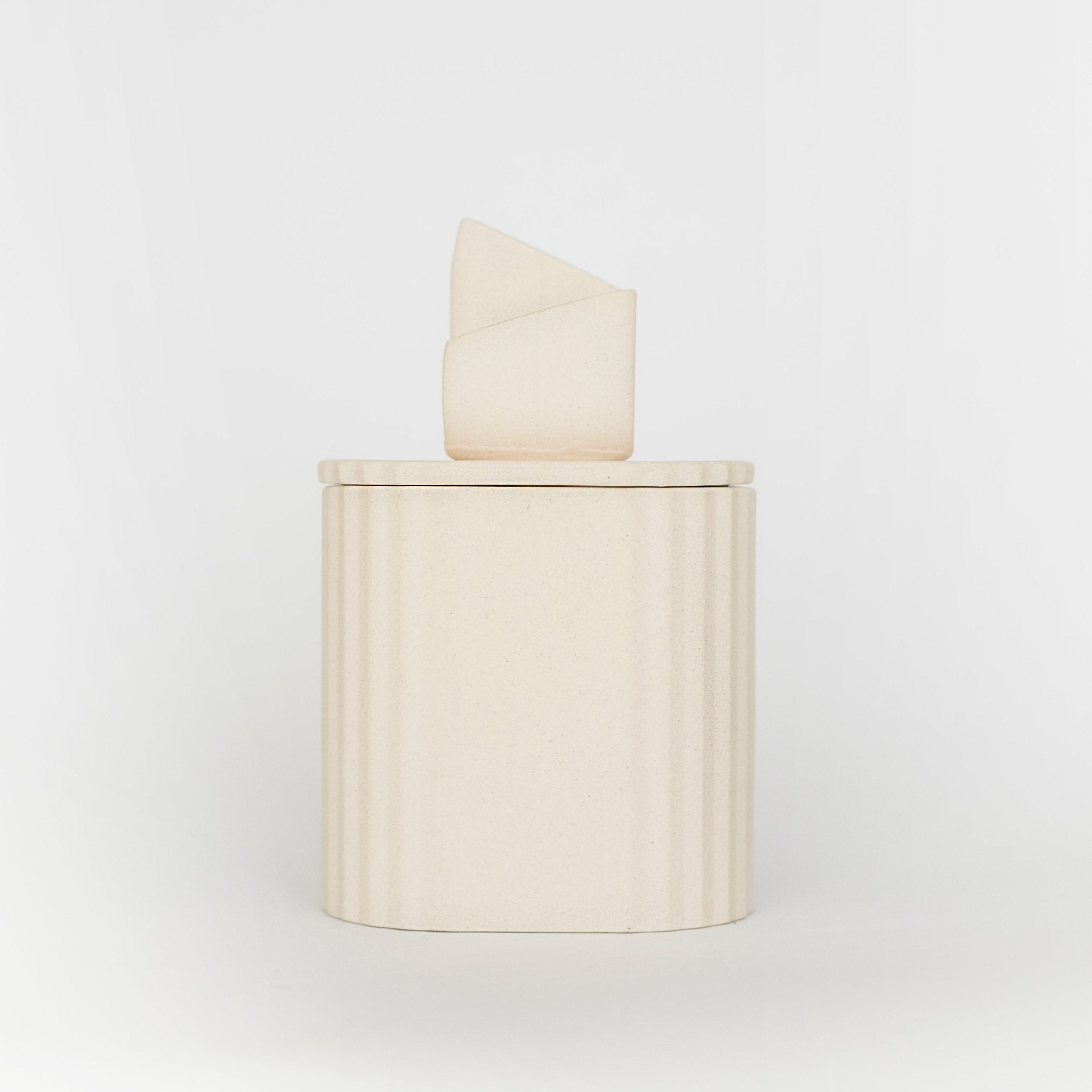 Uneven Nude - świeca w ceramice - Kyuka Design
