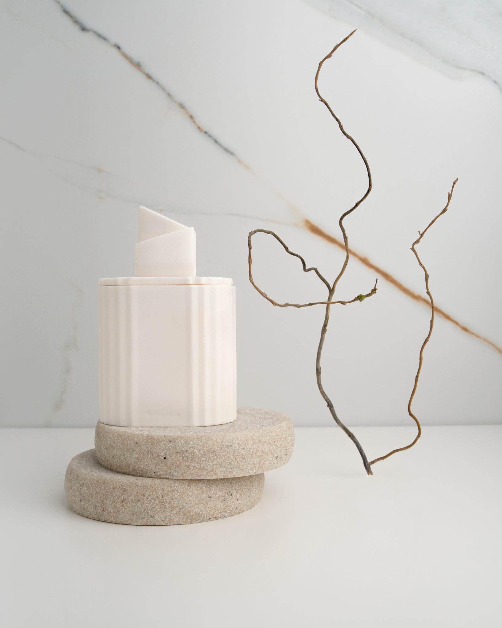Uneven - świeca z porcelany Parian - Kyuka Design