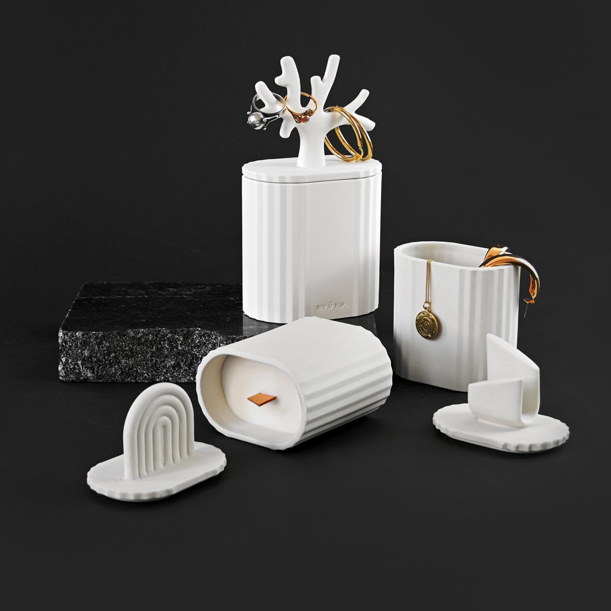 Uneven - świeca z porcelany Parian - Kyuka Design